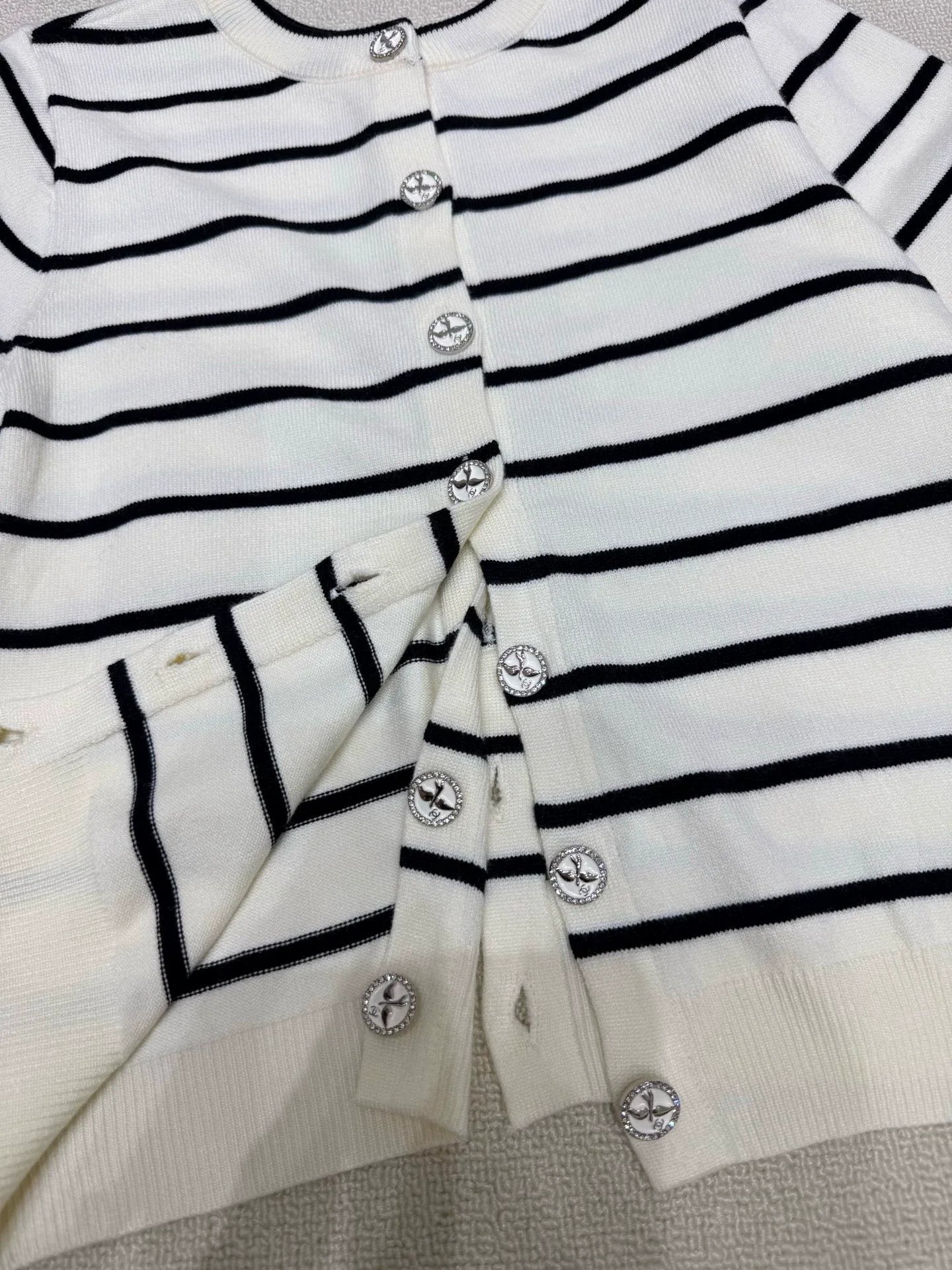 25 New Swallow Logo Front and Back Button Round Neck Cardigan