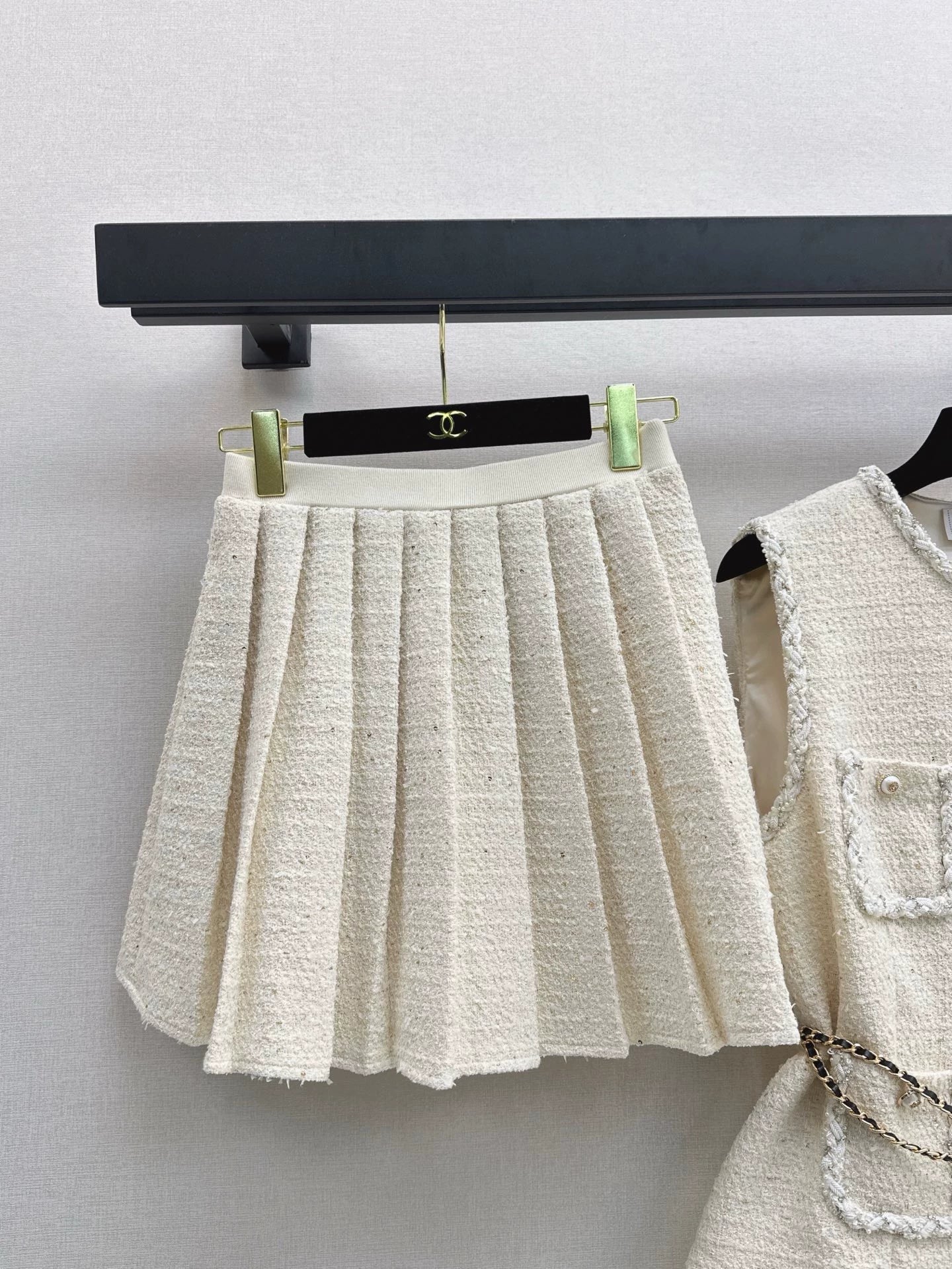 25 Spring/Summer New Knitting Set Sleeveless Knitting Vest + Pressure Pleated Half Skirt