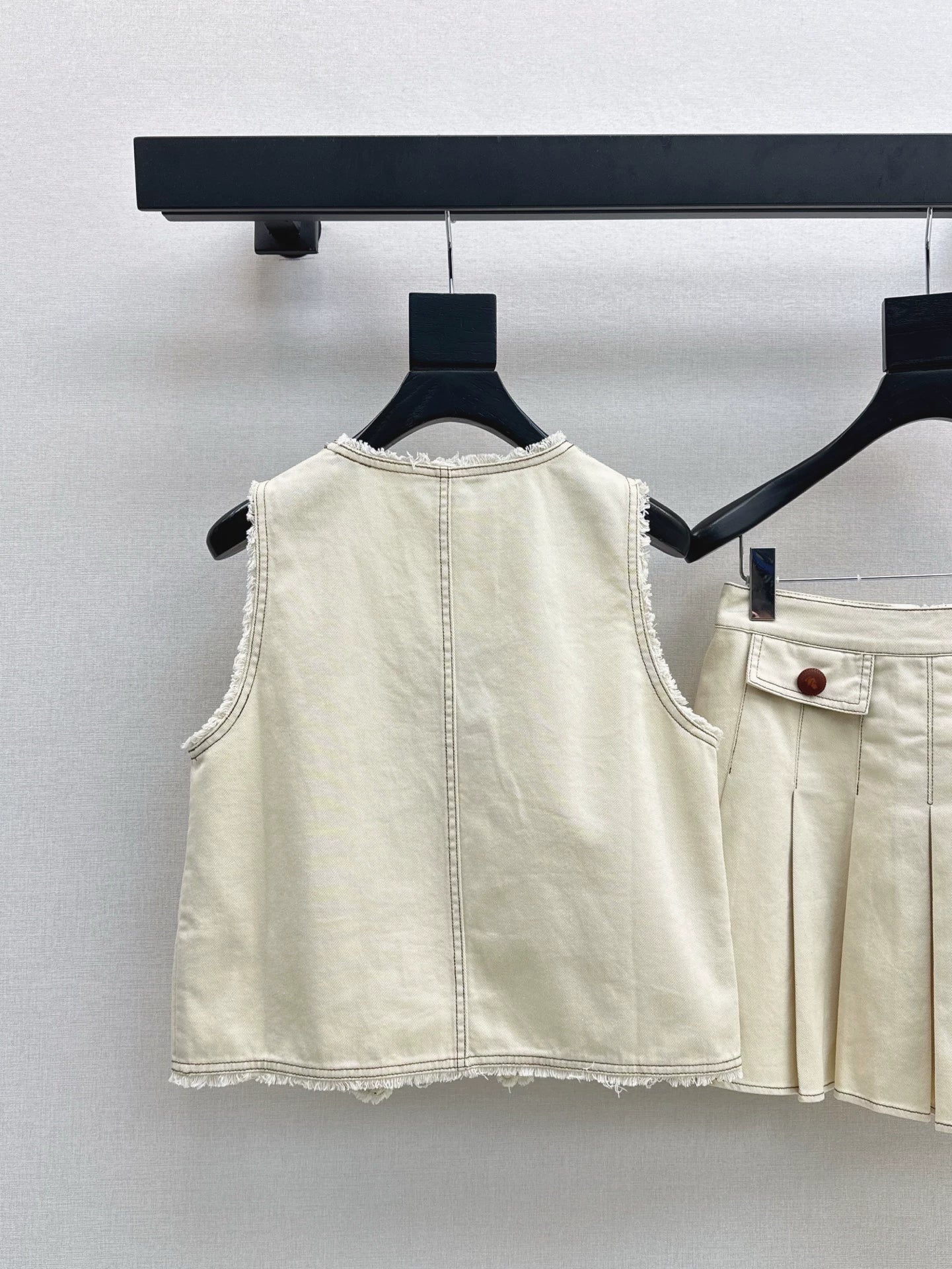 25 spring and summer new suit Sleeveless V-neck denim vest + age-reducing pressed pleated half skirt