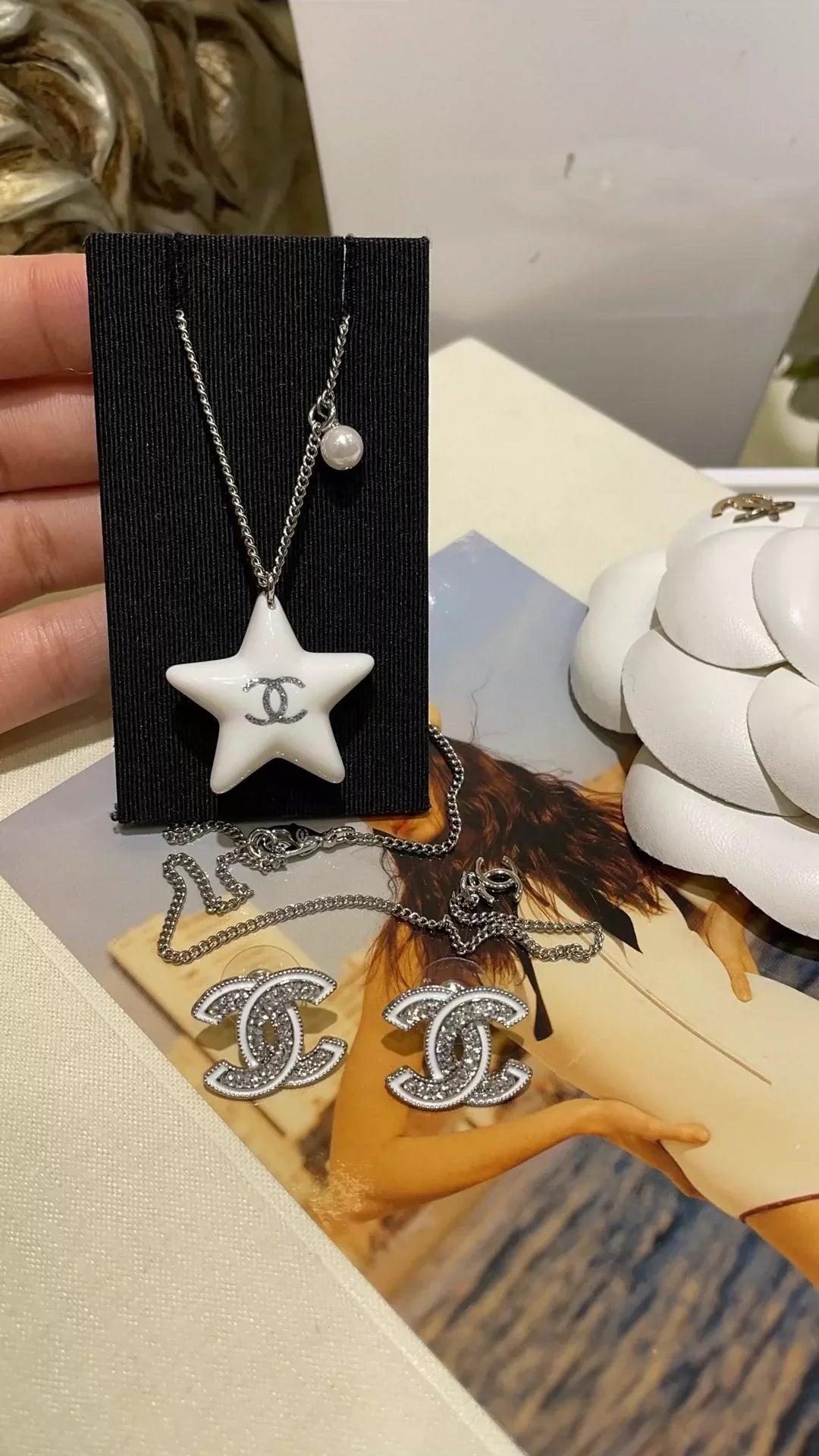 C 25 New Reversible White Enamel Acrylic Star Necklace