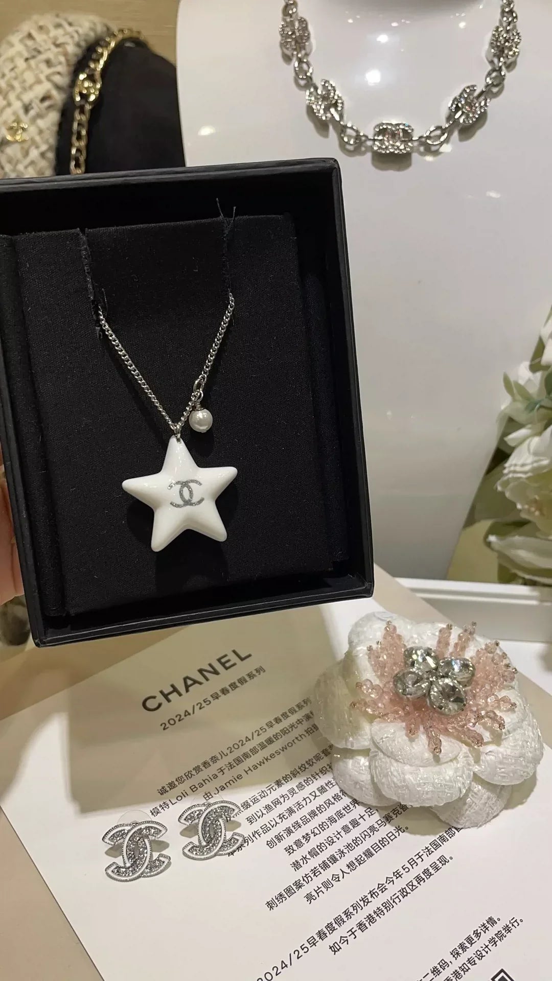 C 25 New Reversible White Enamel Acrylic Star Necklace