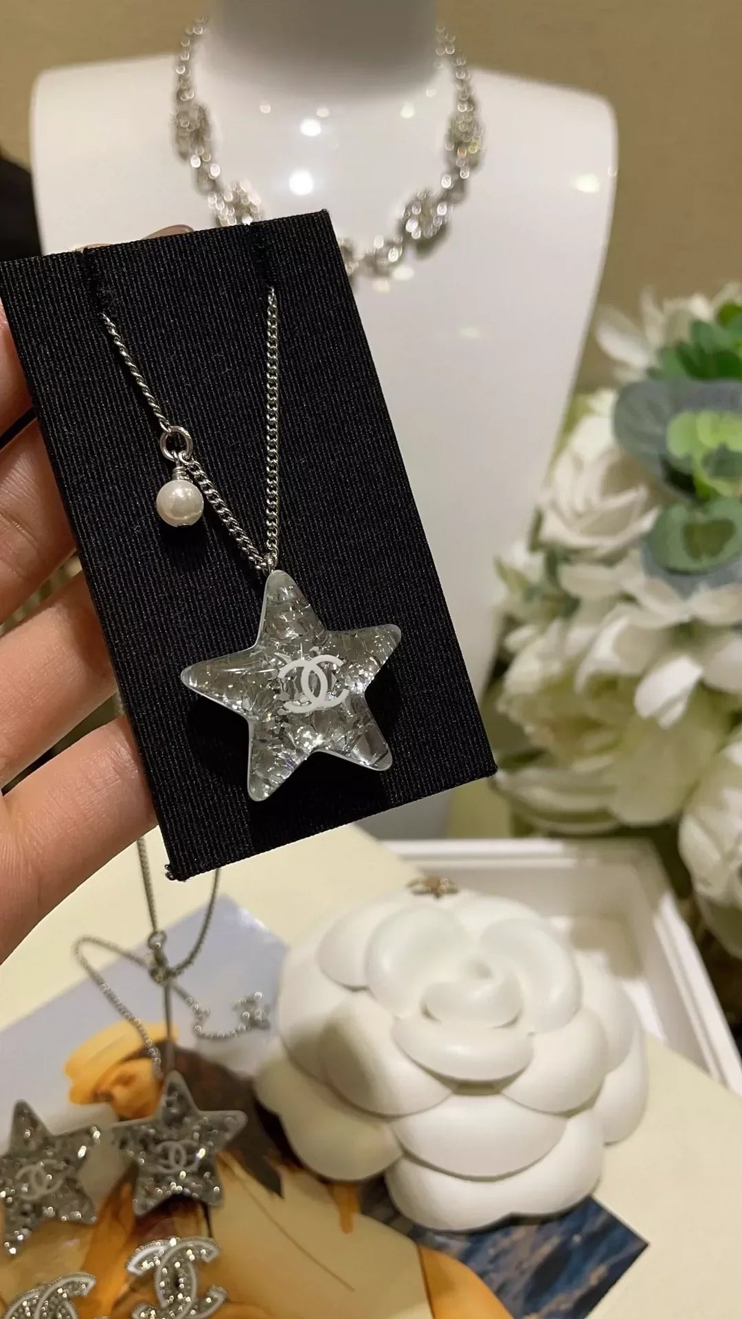 C 25 New Reversible White Enamel Acrylic Star Necklace