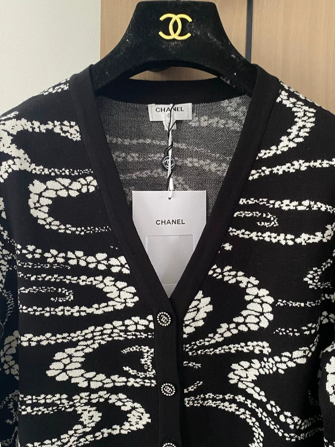 25 new petal pattern round neck knitted cardigan