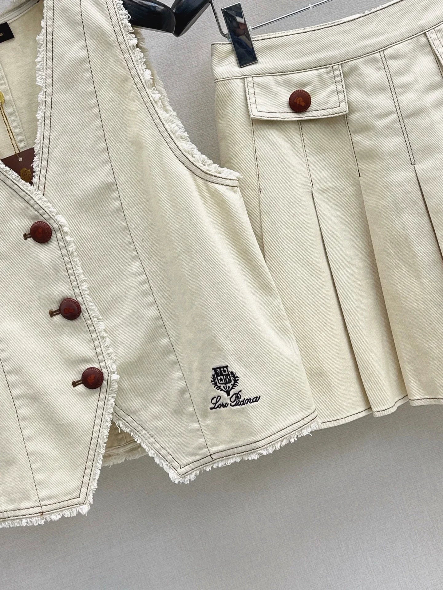 25 spring and summer new suit Sleeveless V-neck denim vest + age-reducing pressed pleated half skirt