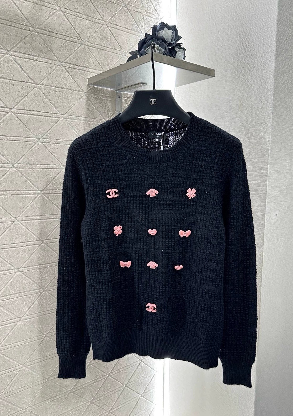 25 A simple logo sweater with a chain detail at the back waist.