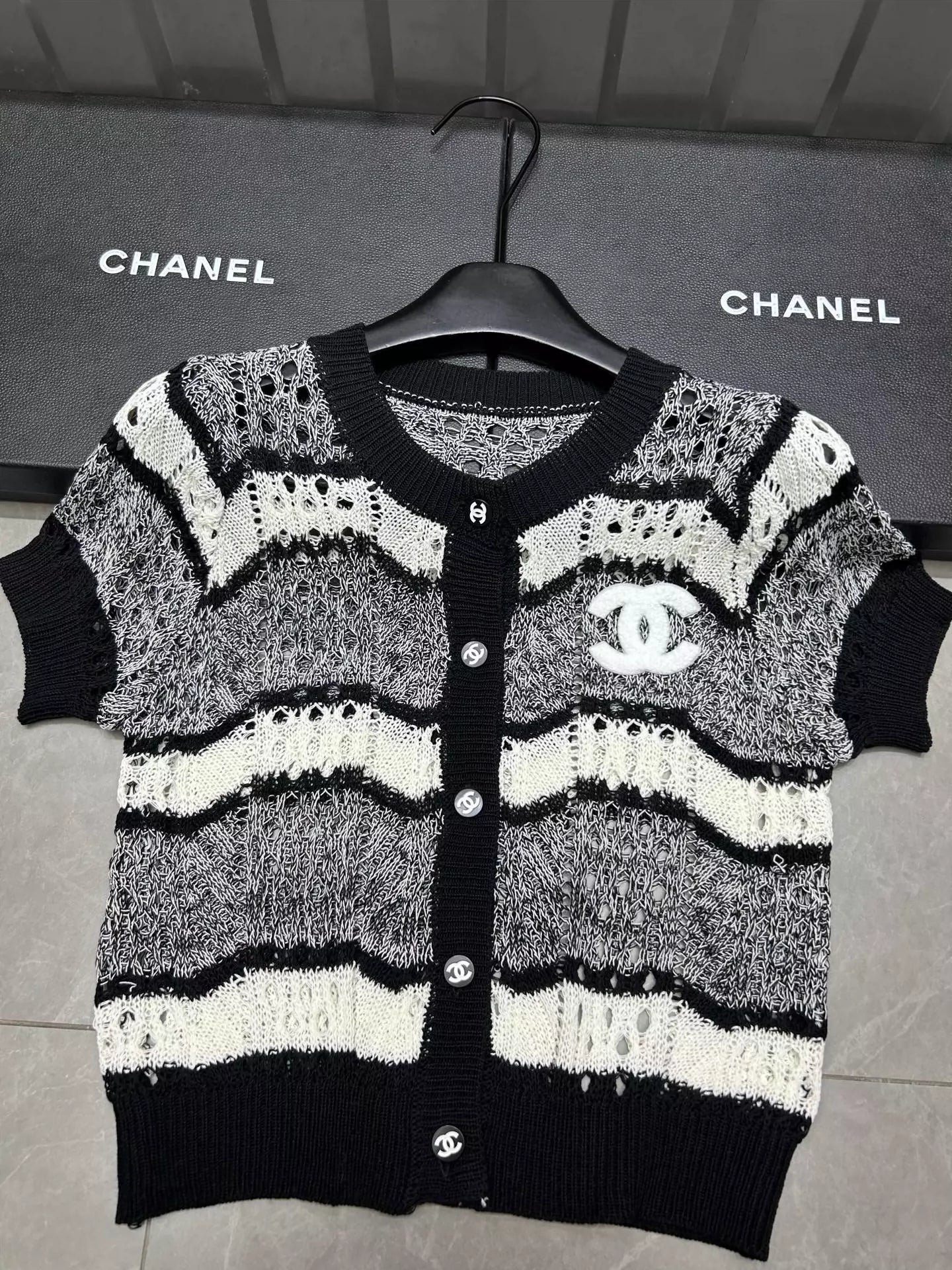 25 new black and white short-sleeved cardigan