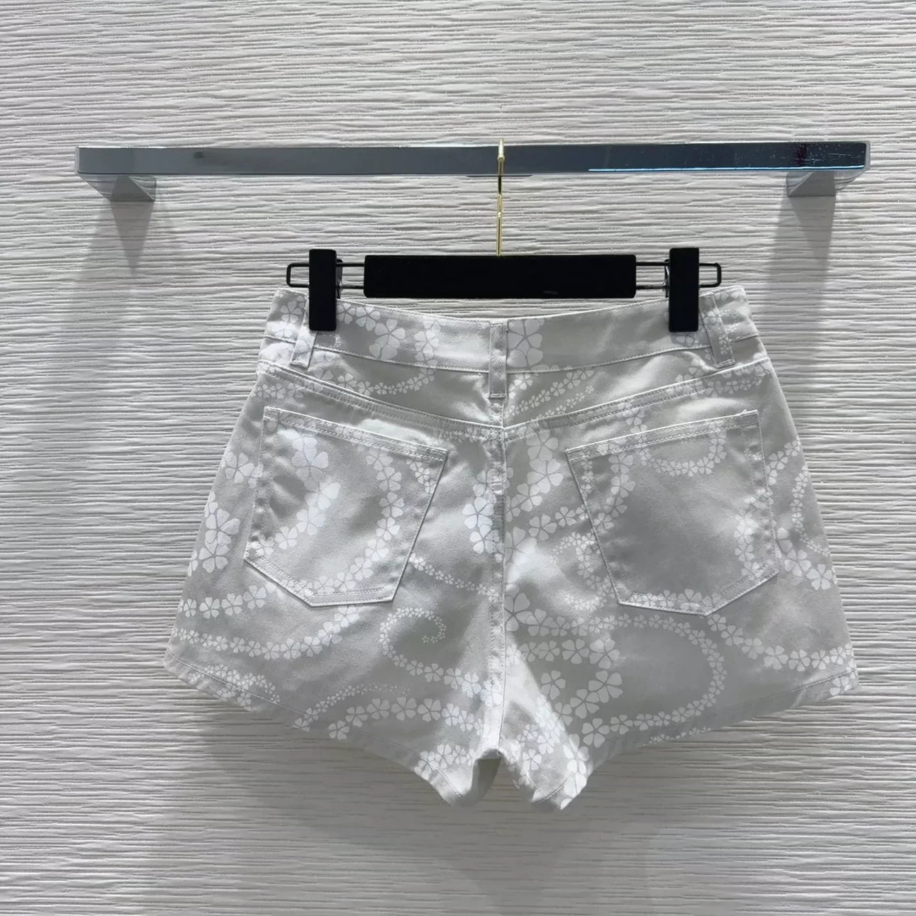 c 25 New color clashing printed pocket shorts