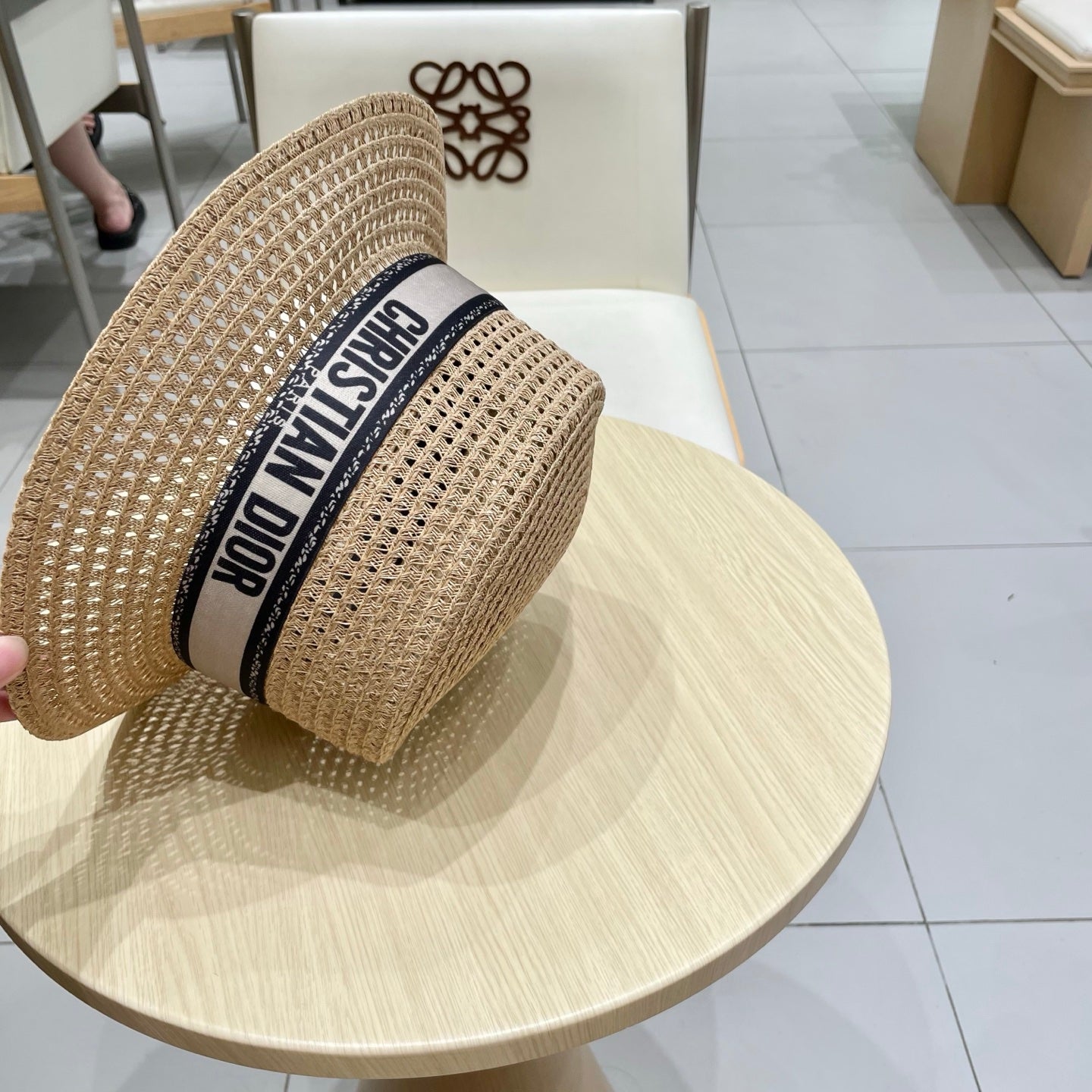 BUCKET HAT IN DARK BEIGE RAFFIA