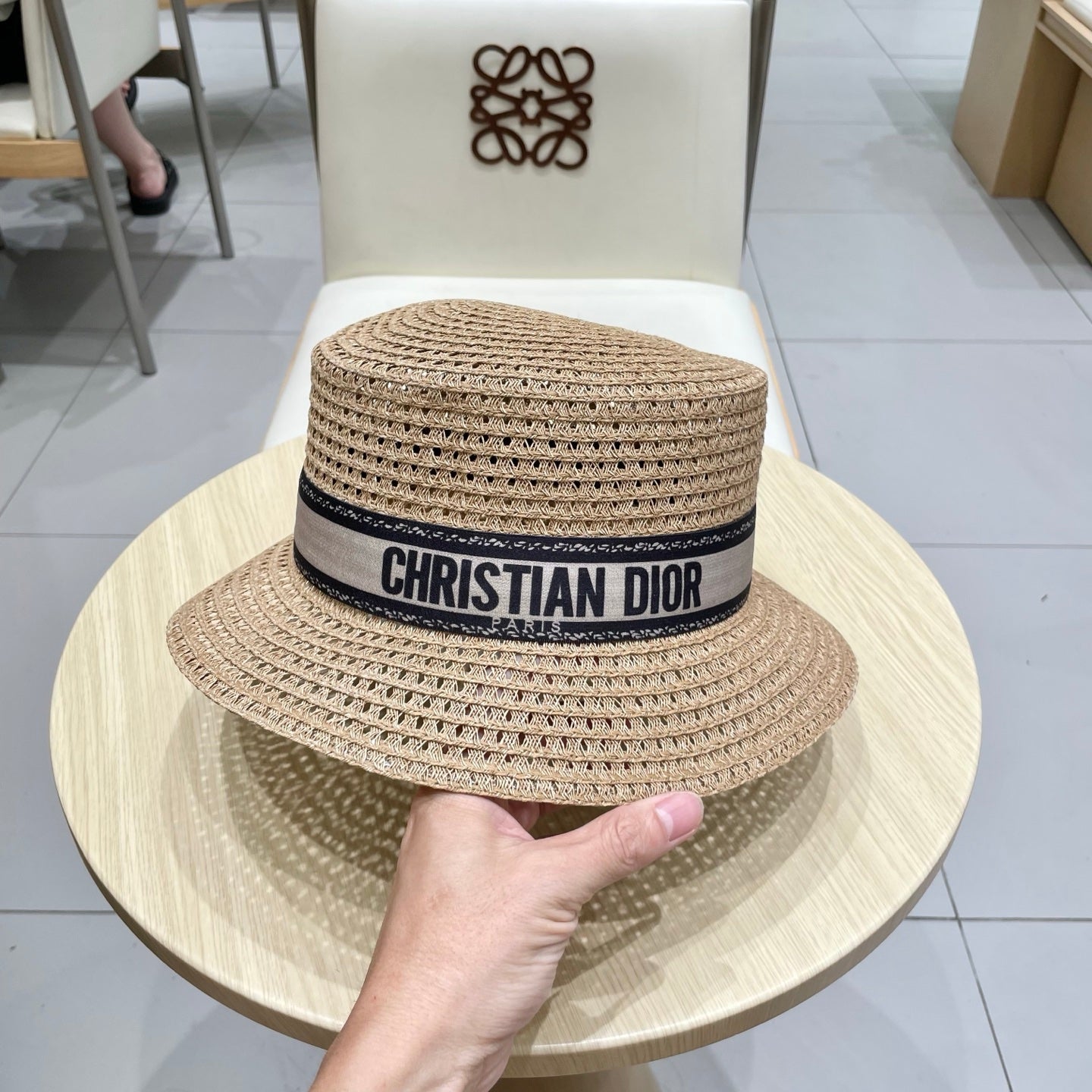 BUCKET HAT IN DARK BEIGE RAFFIA