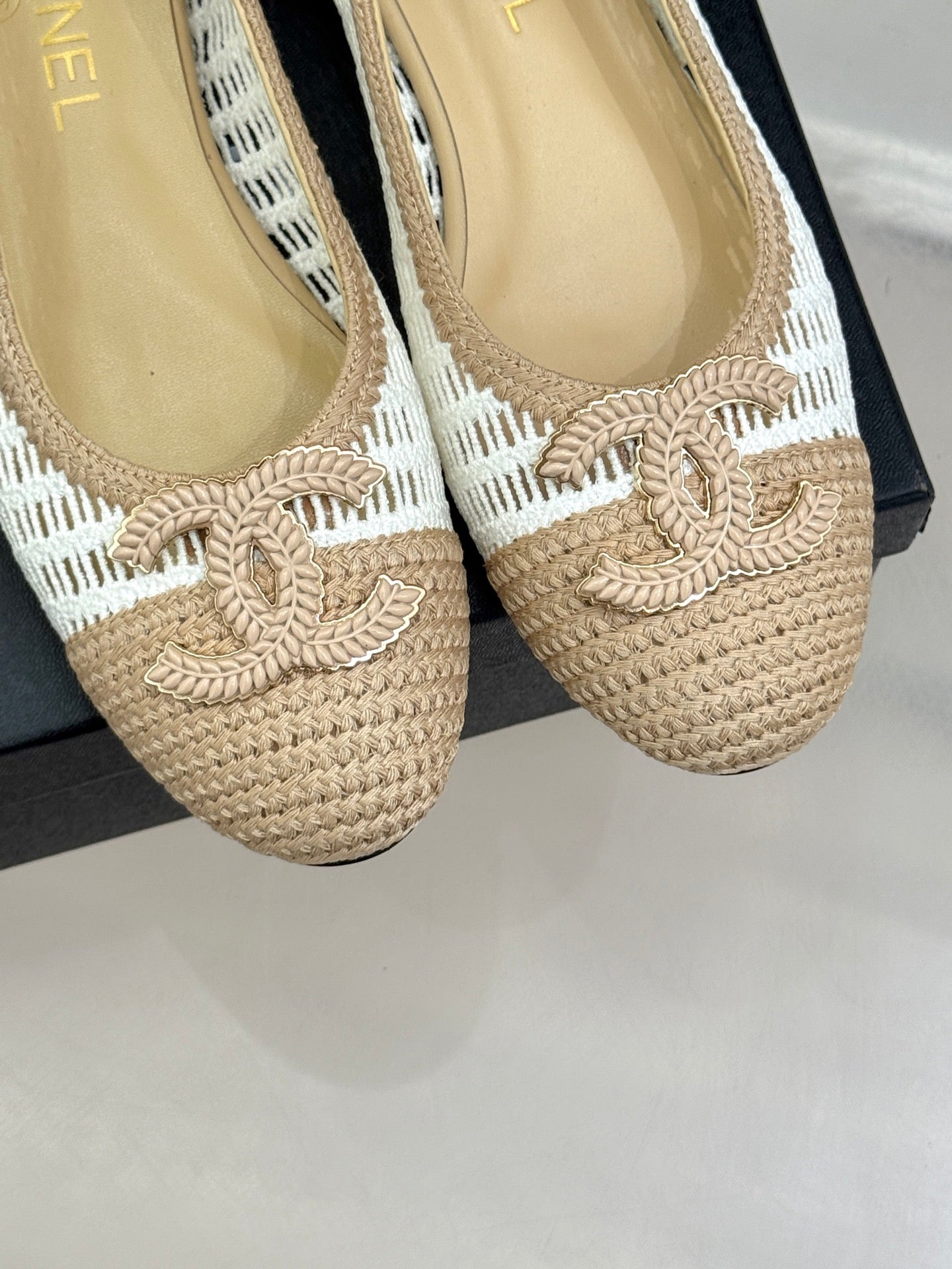25P Hollow Double C Ballet Flats 15mm Beige White Raffia 265641