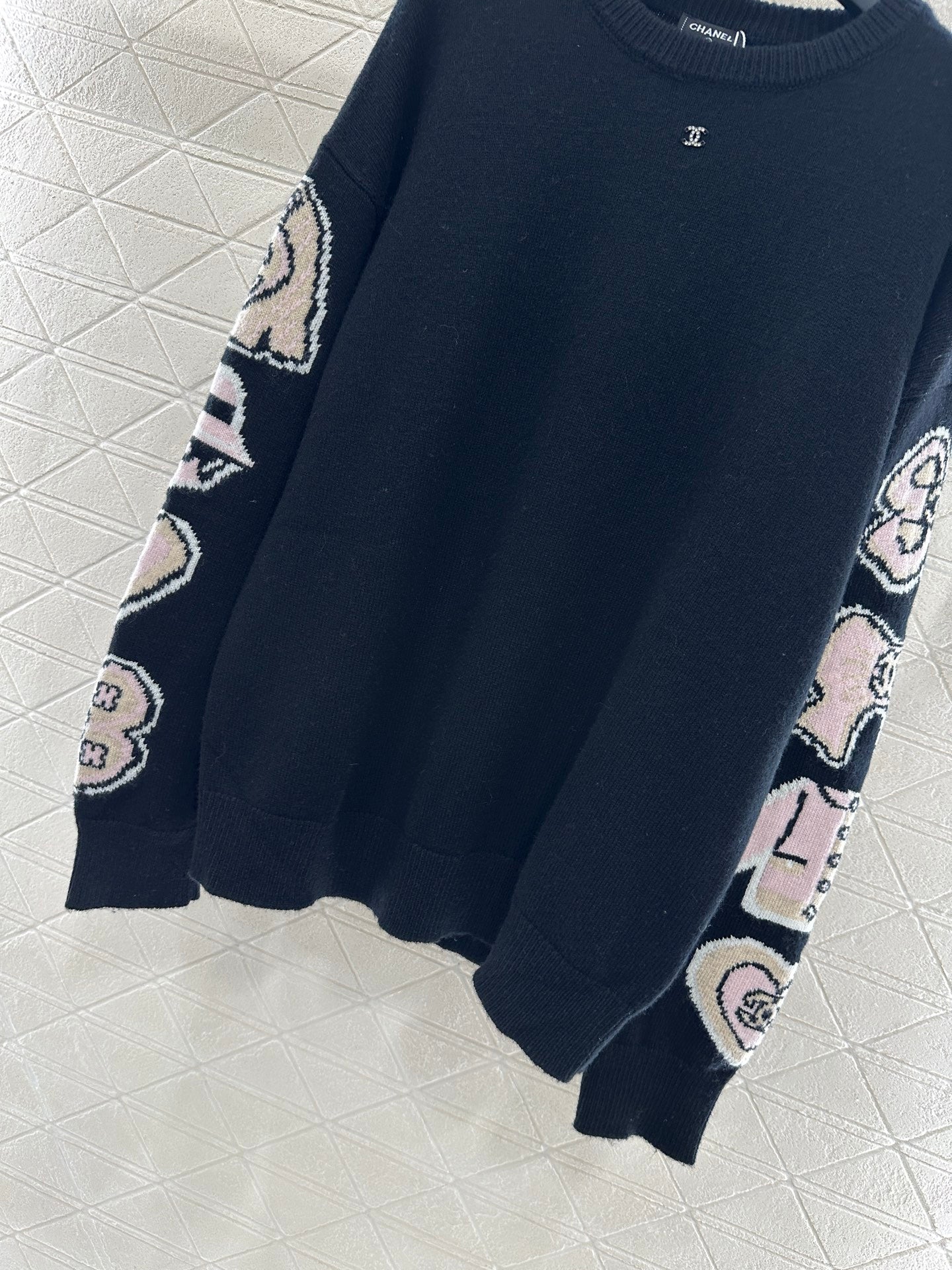 25 Comic-patterned crocheted letter knit sweater