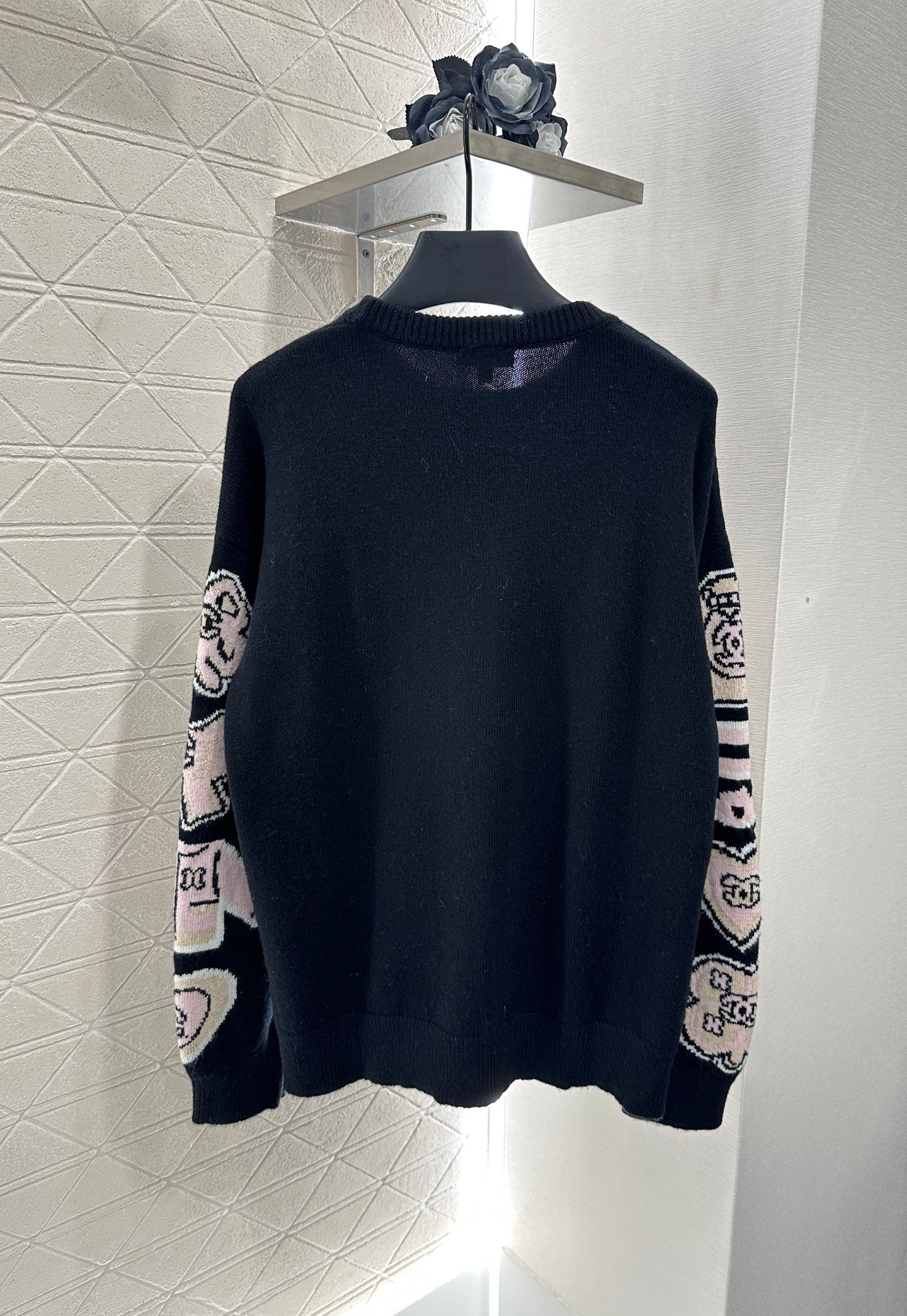 25 Comic-patterned crocheted letter knit sweater