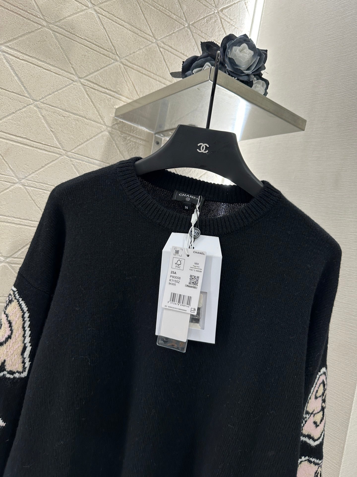 25 Comic-patterned crocheted letter knit sweater