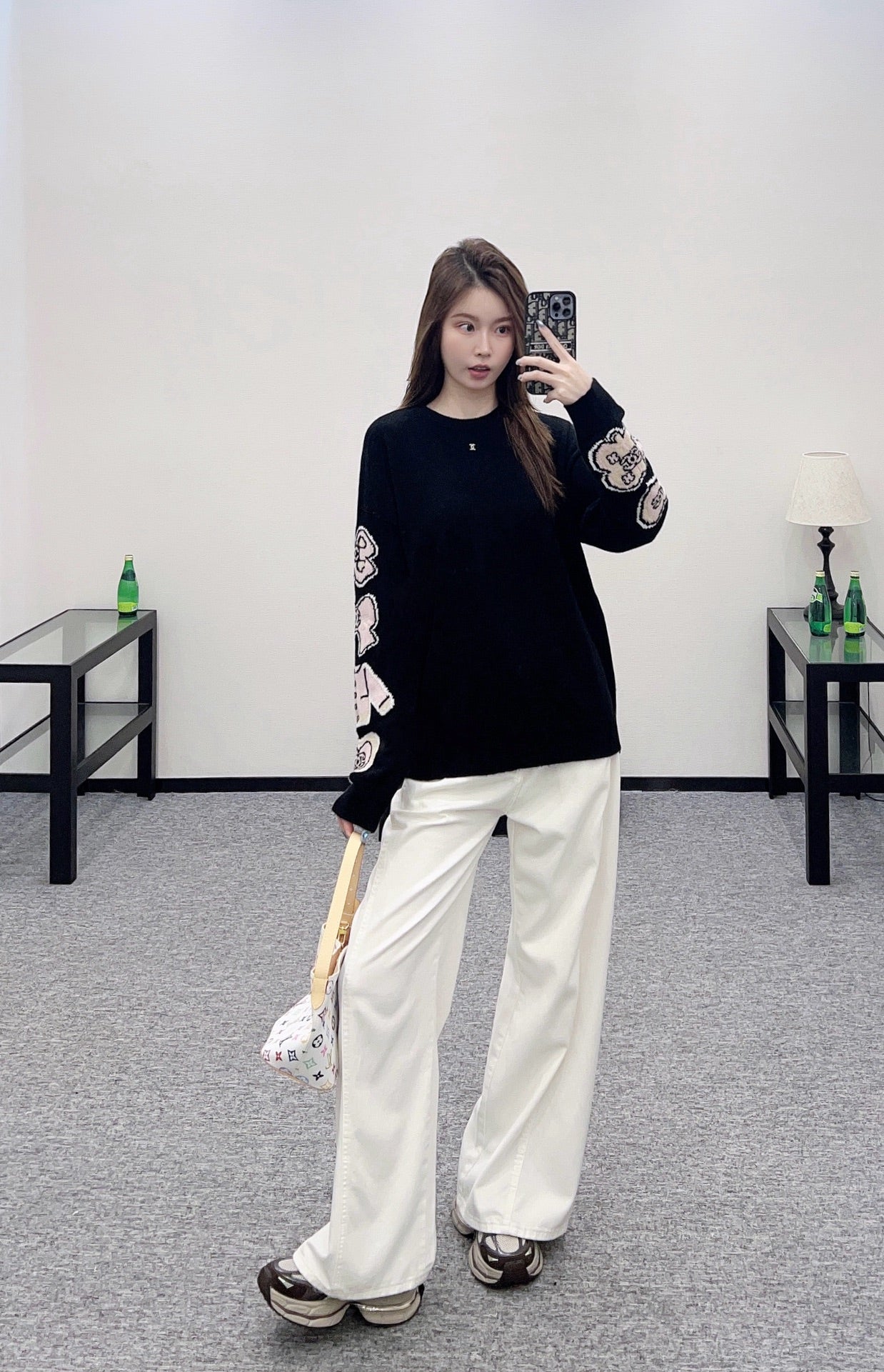25 Comic-patterned crocheted letter knit sweater