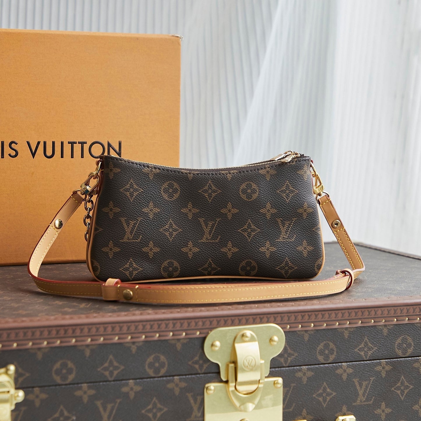POCHETTE 24 IN BROWN MONOGRAM CANVAS GOLD HARDWARE