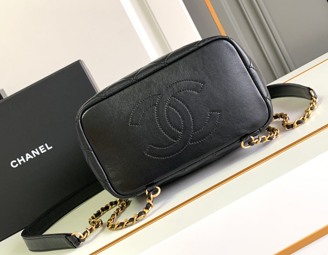 25 BACKPACK IN BLACK CALFSKIN GOLD HARDWARE