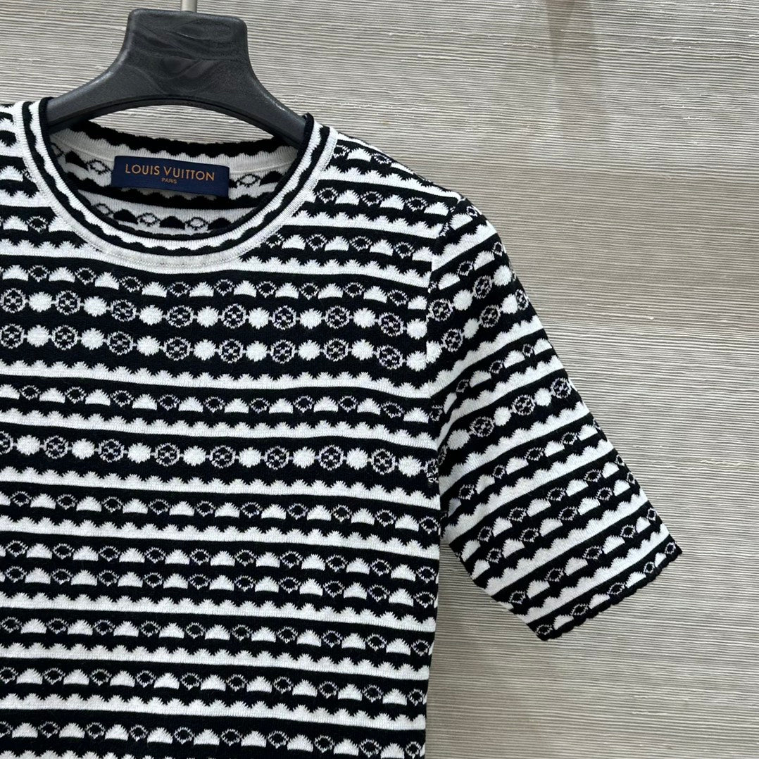 25 Geometric Wave Pattern Round Neck Knitted T- Shirt Black Wool