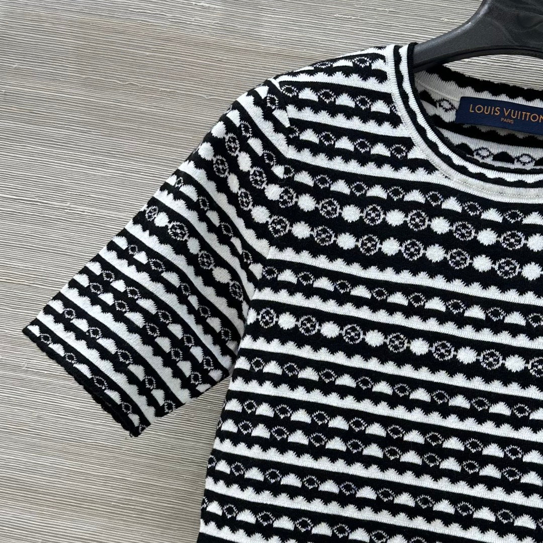 25 Geometric Wave Pattern Round Neck Knitted T- Shirt Black Wool
