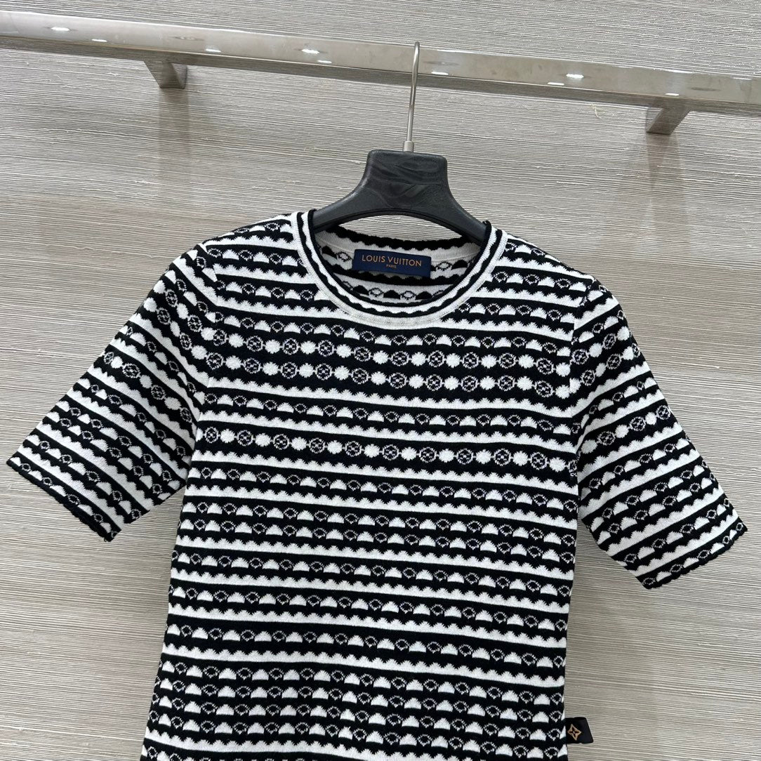 25 Geometric Wave Pattern Round Neck Knitted T- Shirt Black Wool