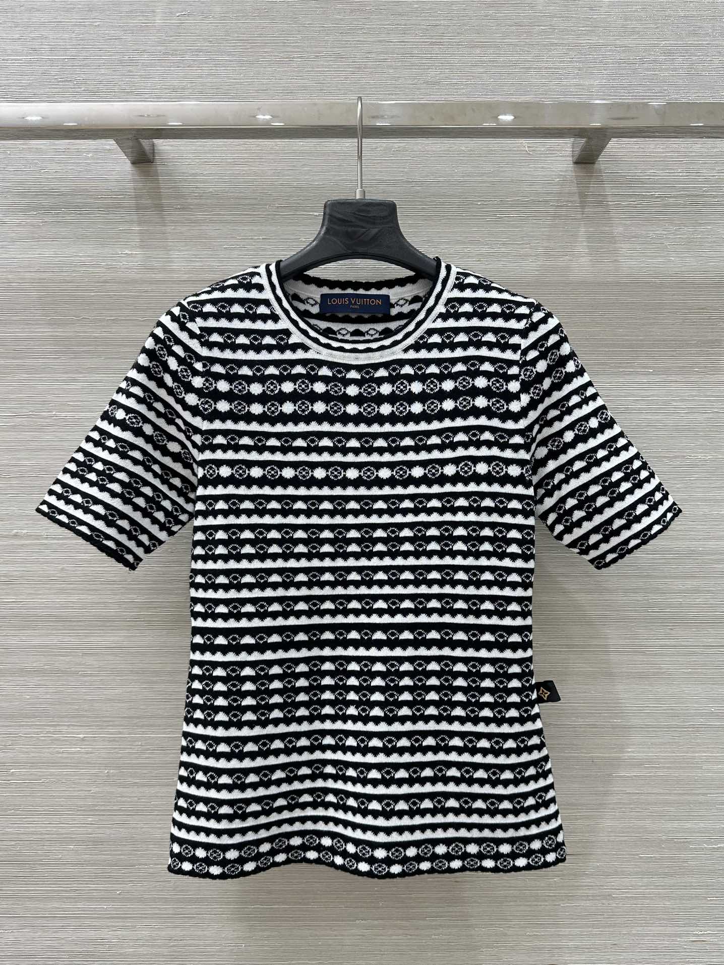 25 Geometric Wave Pattern Round Neck Knitted T- Shirt Black Wool