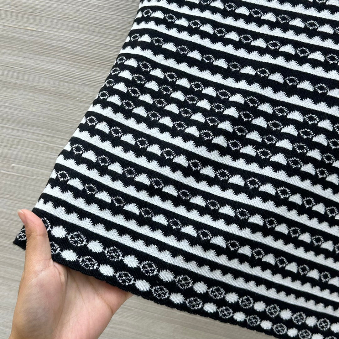 25 Geometric Wave Pattern Round Neck Knitted T- Shirt Black Wool