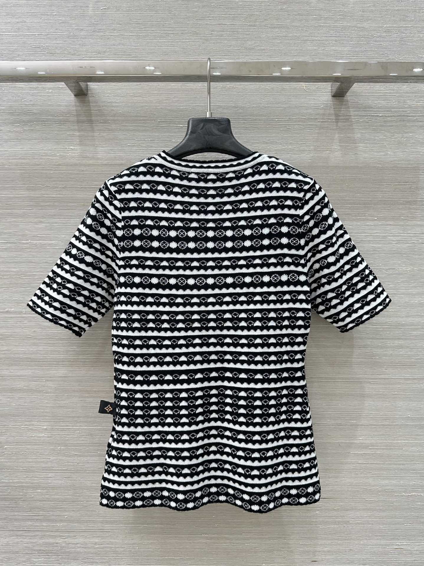 25 Geometric Wave Pattern Round Neck Knitted T- Shirt Black Wool