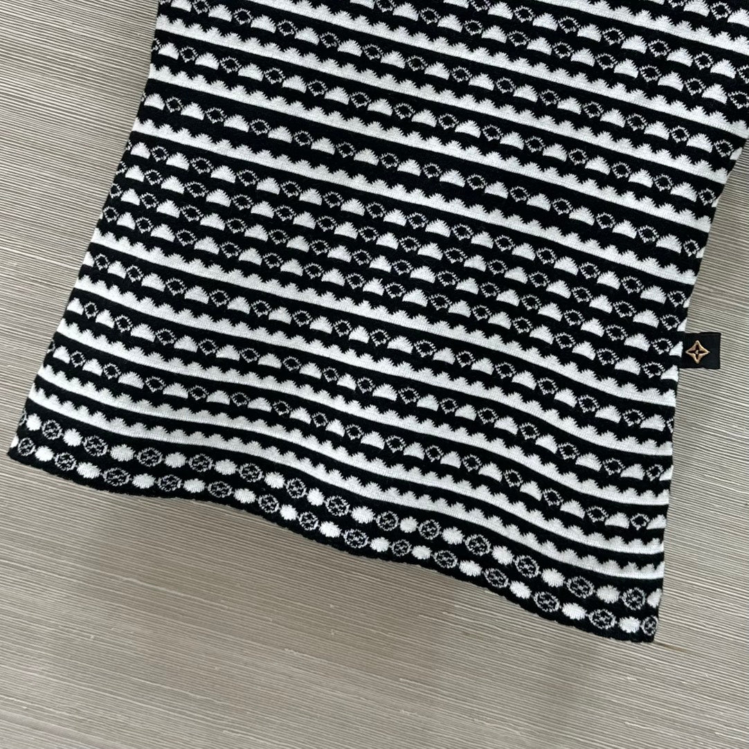 25 Geometric Wave Pattern Round Neck Knitted T- Shirt Black Wool