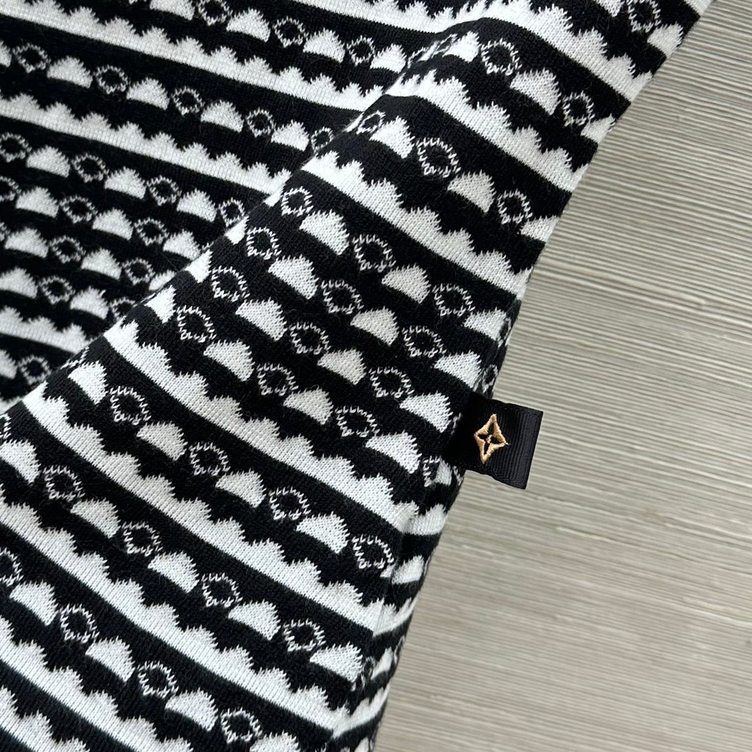 25 Geometric Wave Pattern Round Neck Knitted T- Shirt Black Wool