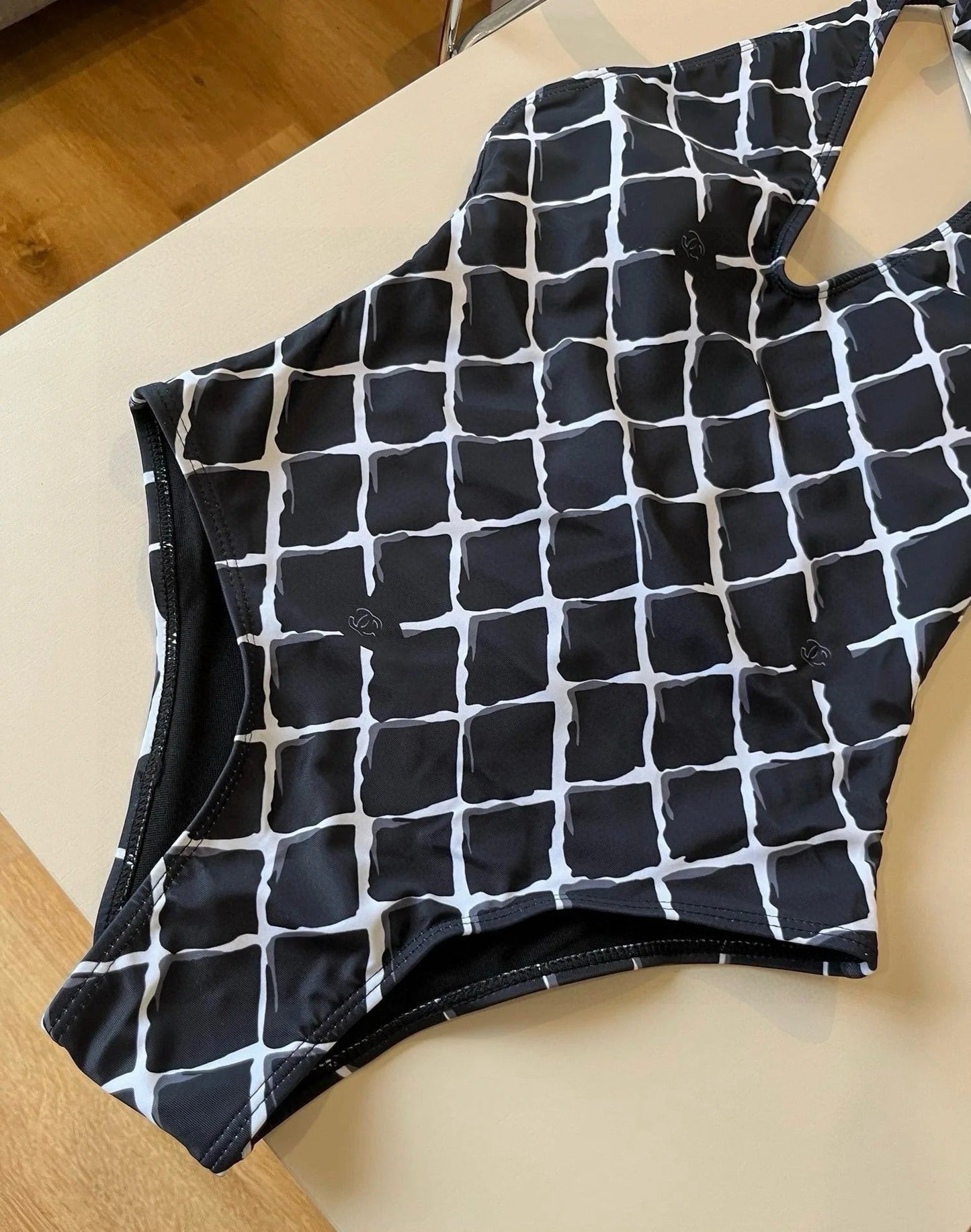BIKINI SWIMSUIT SET IN WHITE CHECKERED PRINT ON BLACK BACKGROUND 624545