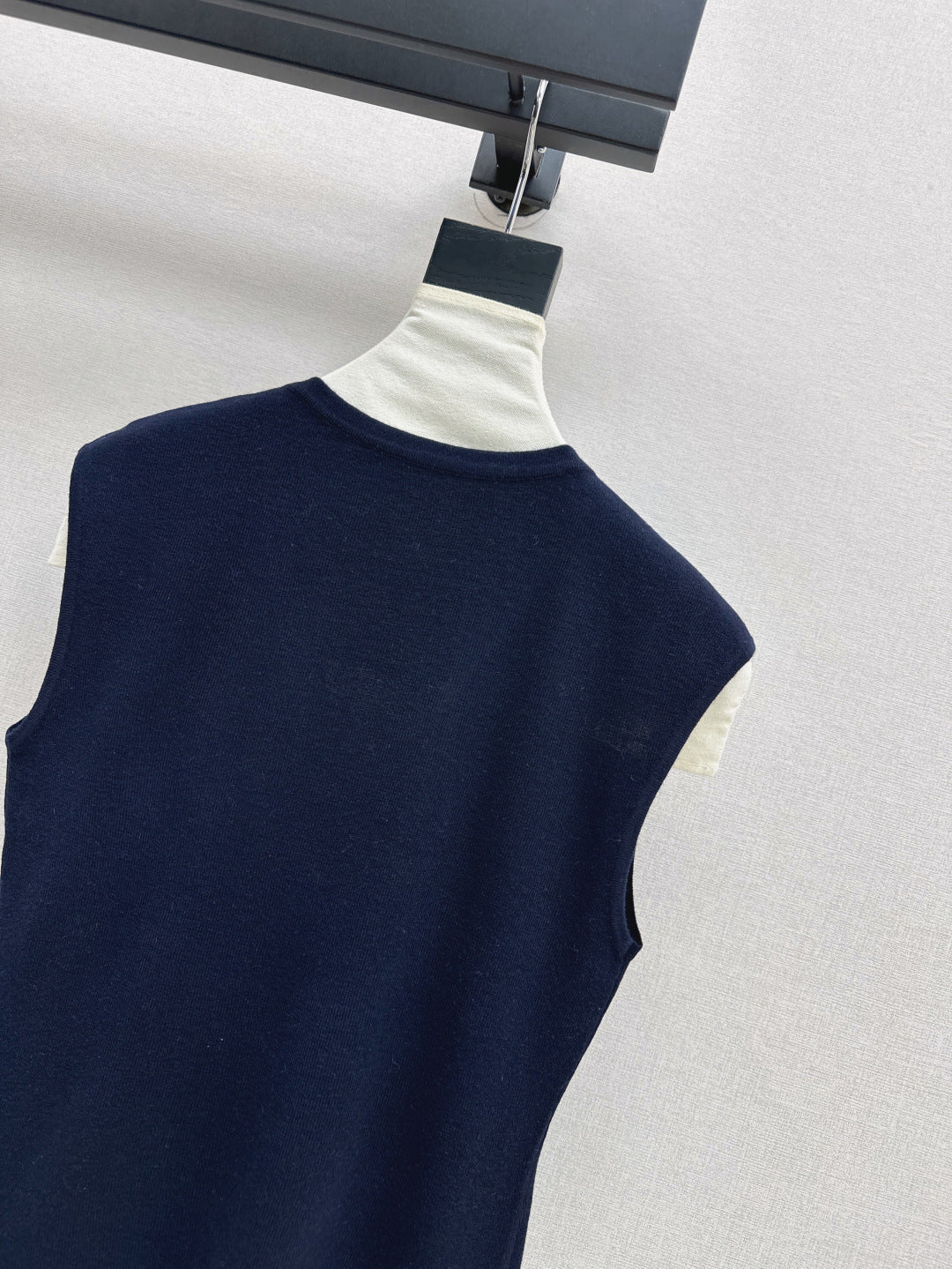 25fw v-neck vest