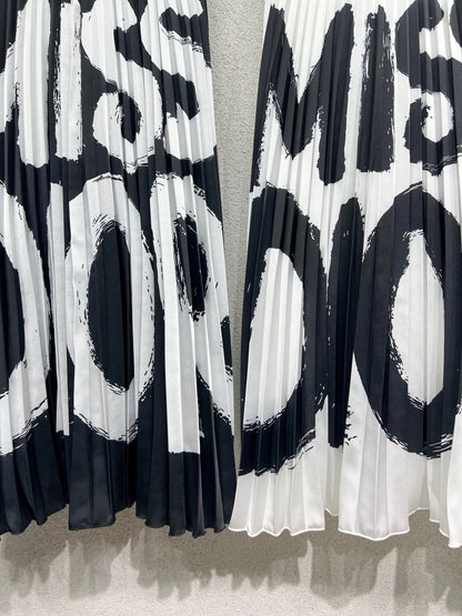 letter print pleated skirt