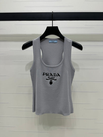 U-neck embroidered knitted vest