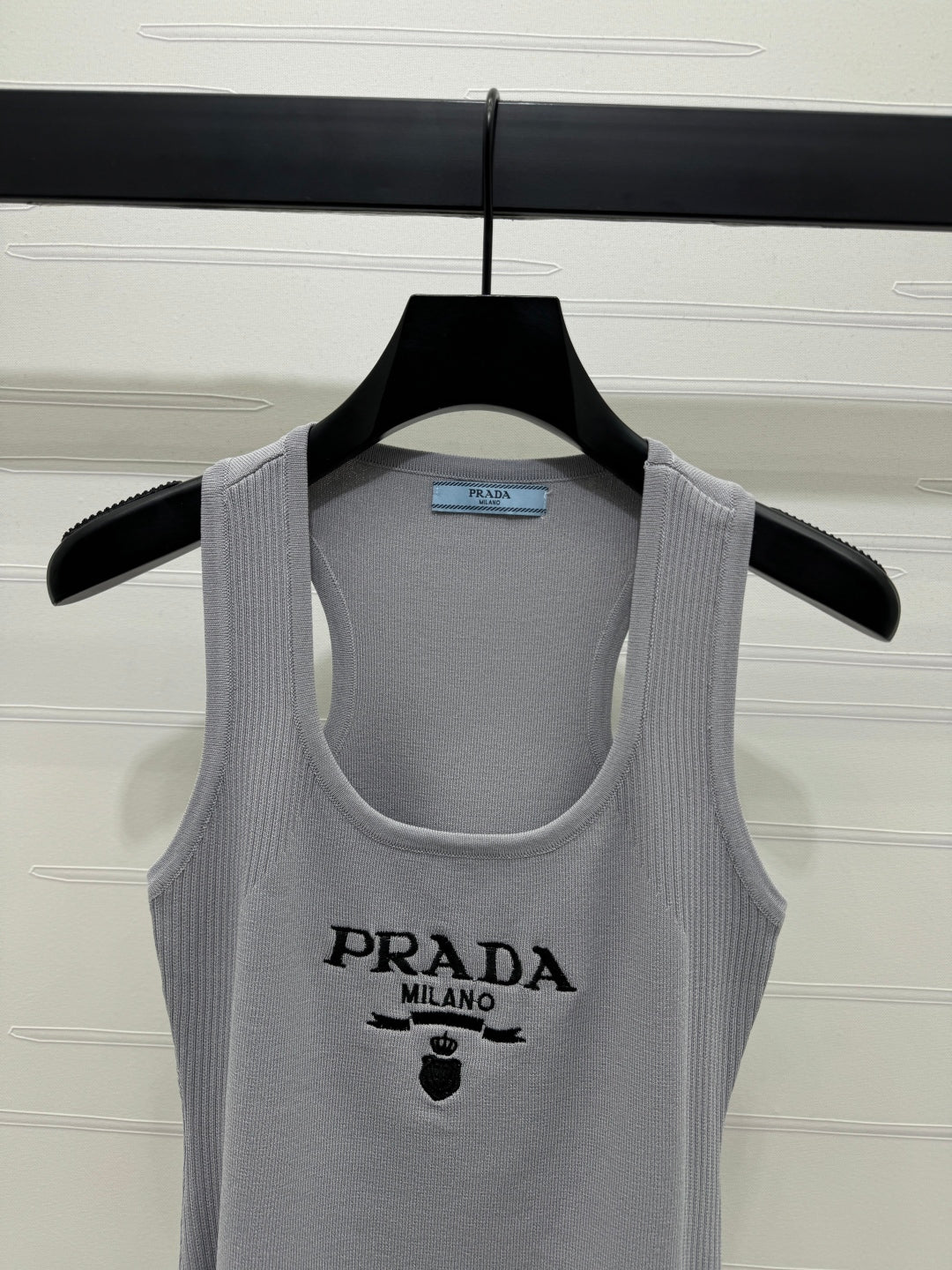 U-neck embroidered knitted vest