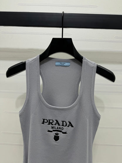 U-neck embroidered knitted vest