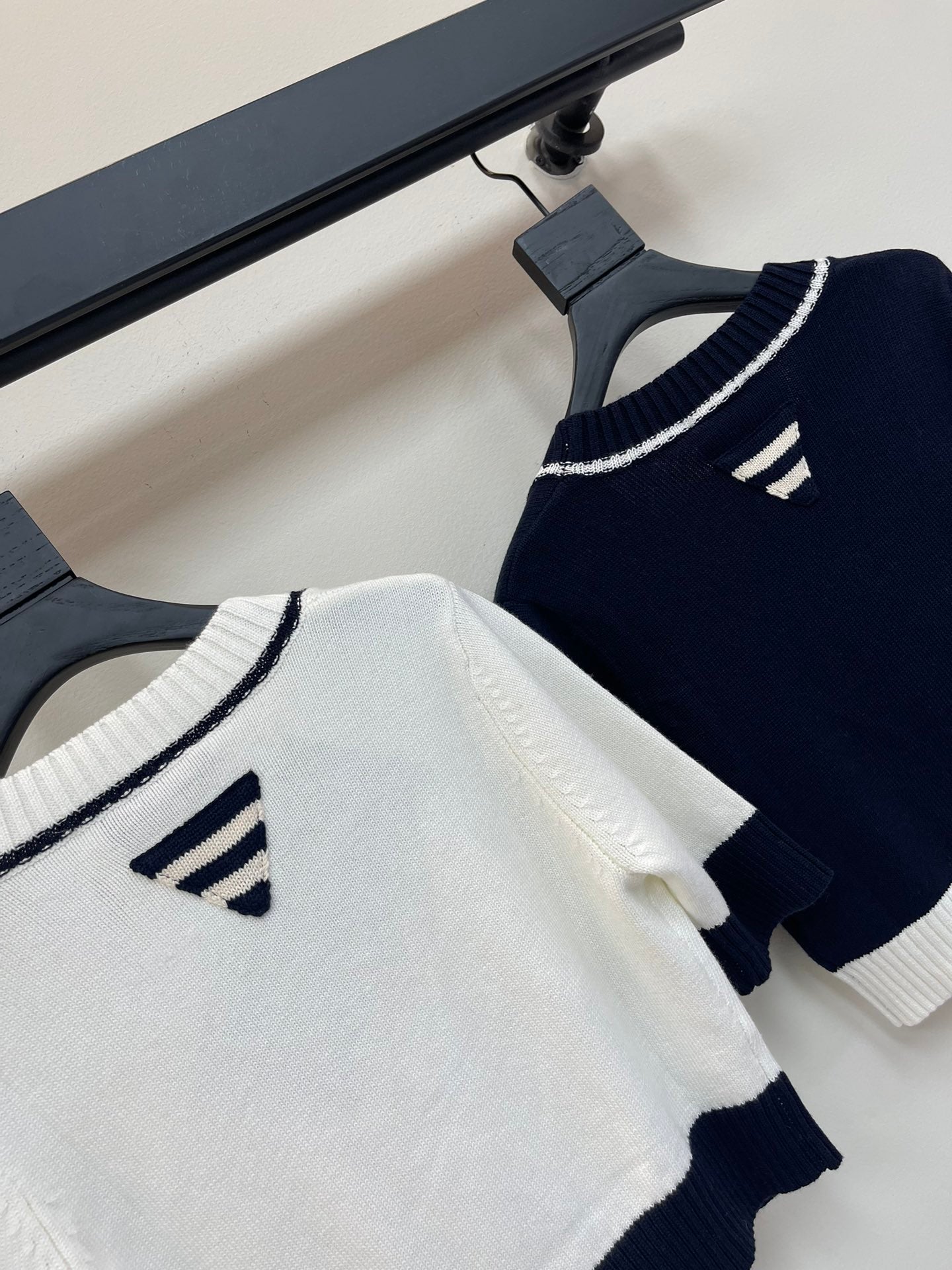 25SS V-neck short sleeved cardigan