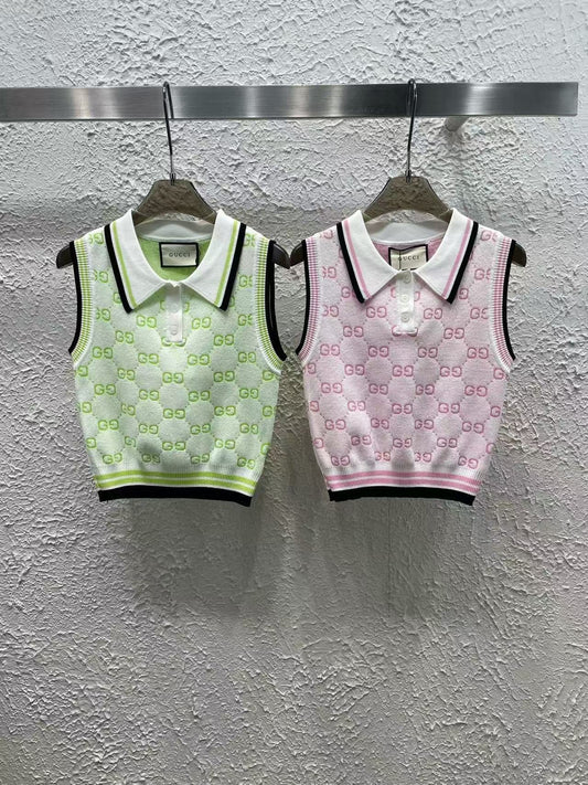 25 Full jacquard lapel knitted vest