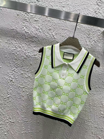 25 Full jacquard lapel knitted vest