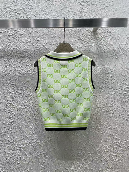 25 Full jacquard lapel knitted vest