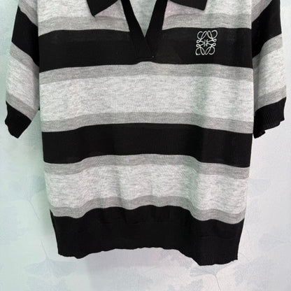 25 Collar contrasting striped knitted short sleeved shirt