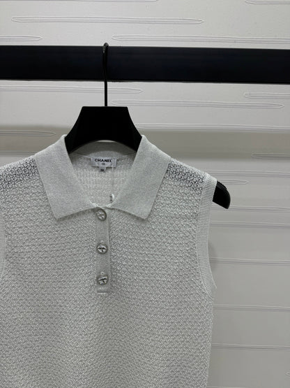 25 Sequined lapel knit undershirt