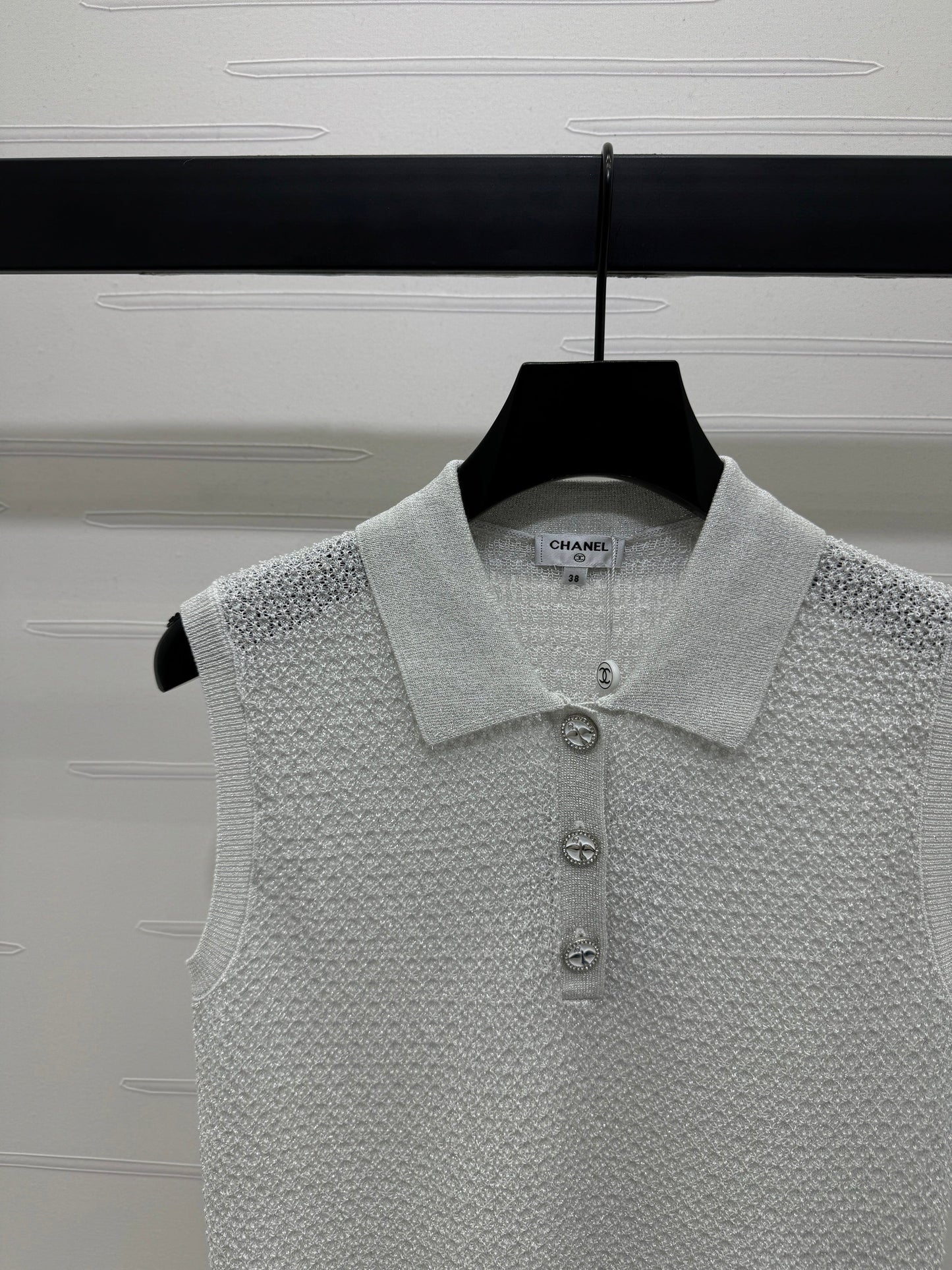 25 Sequined lapel knit undershirt