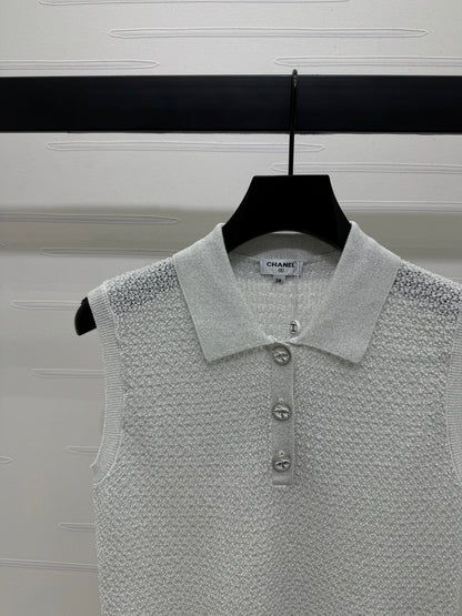 25 Sequined lapel knit undershirt