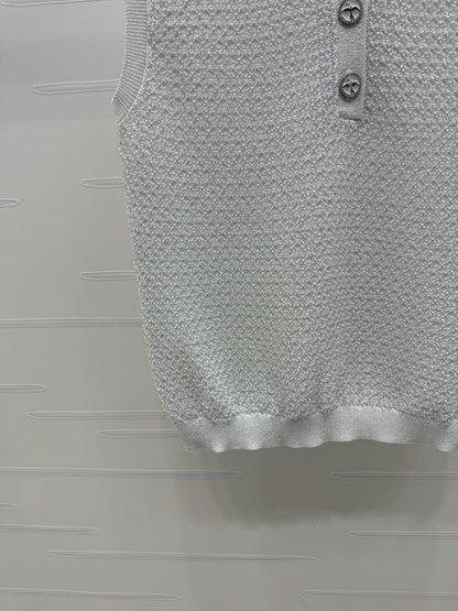 25 Sequined lapel knit undershirt