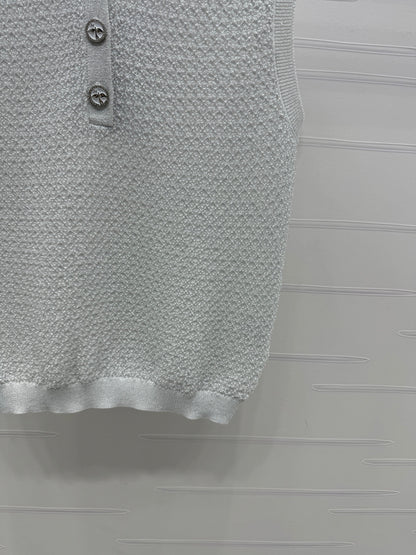 25 Sequined lapel knit undershirt