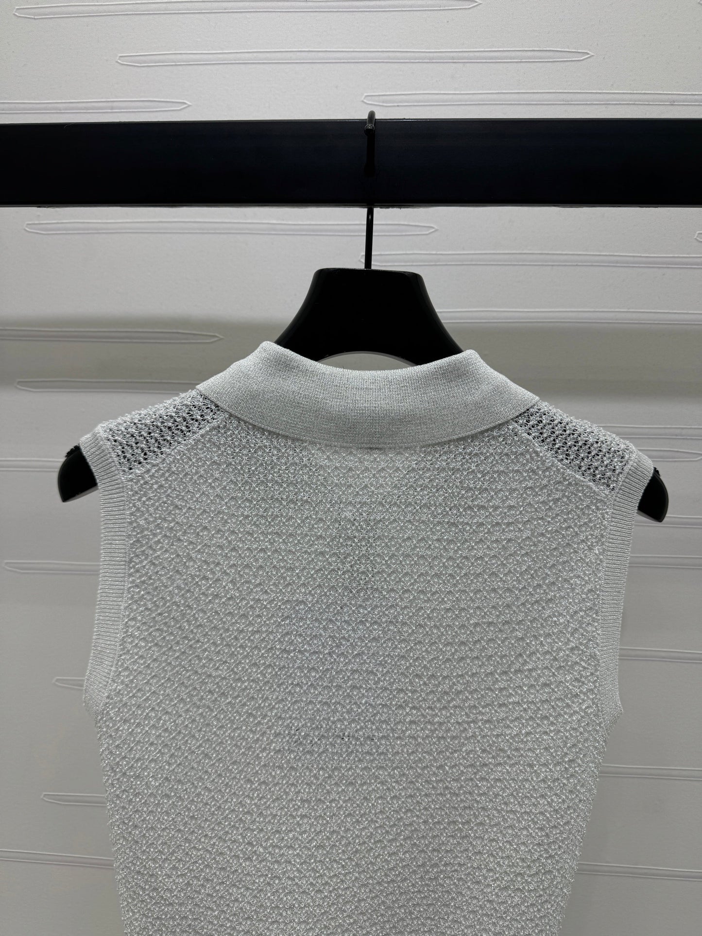 25 Sequined lapel knit undershirt
