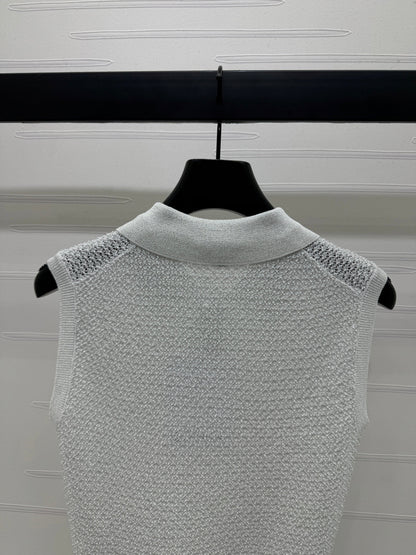 25 Sequined lapel knit undershirt
