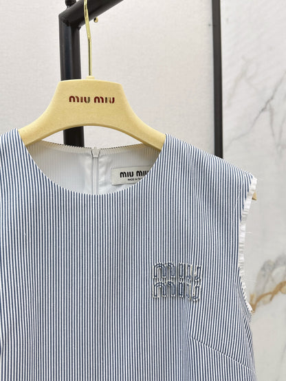 25 Sleeveless vertical striped logo patchwork shift dress