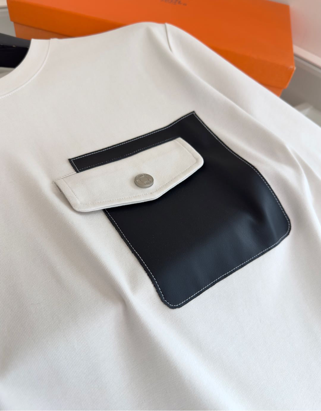 25SSGeometric leather pocket T-shirt