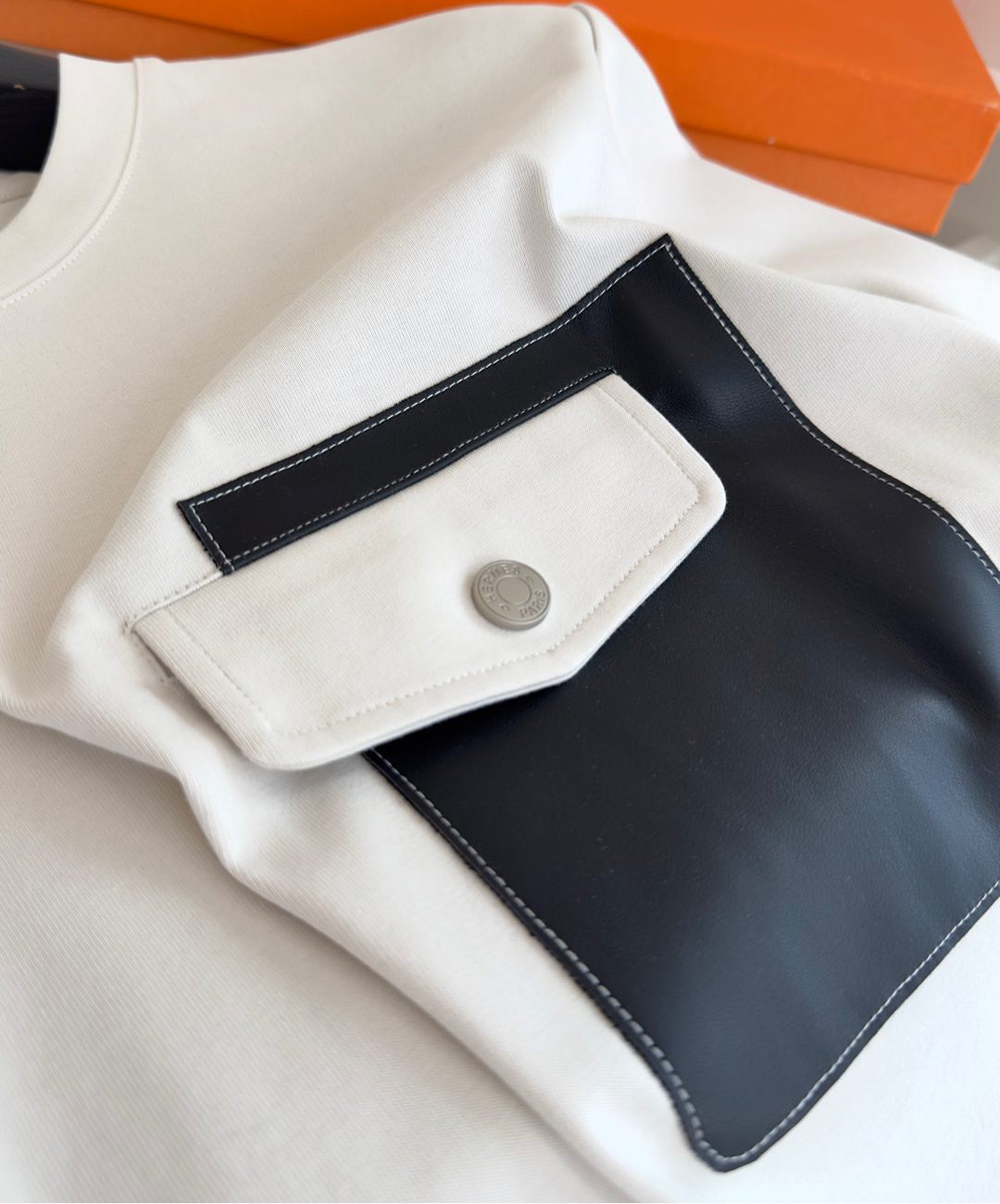 25SSGeometric leather pocket T-shirt