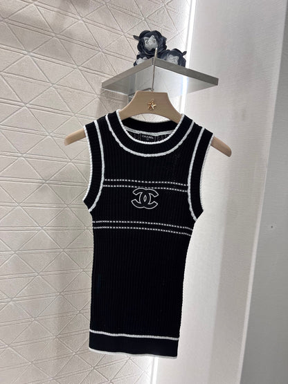 Round neck slim fit knitted vest